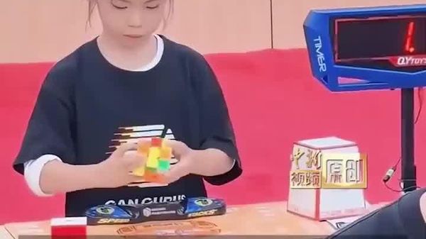 Six-Year-Old Chinese Girl Shatters Rubik's Cube World Record With 4 - Sputnik Africa