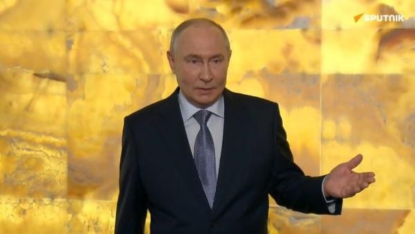 Vladimir Poutine répond aux questions de journalistes à l'issue de la session plénière du Forum international des cultures unies à Saint-Pétersbourg - Sputnik Afrique