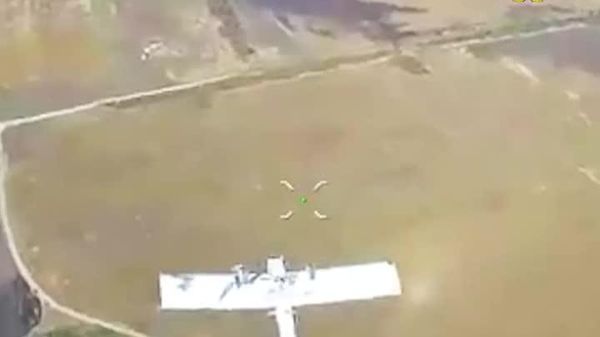 Des drones FPV russes ont détruit un drone à voilure fixe ukrainien en plein vol - Sputnik Afrique