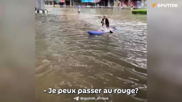 Il grille le feu rouge en paddle à Bangkok pour marier un couple - Sputnik Afrique