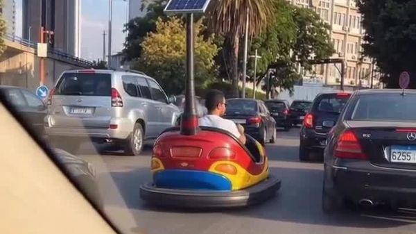 Mini-auto de manège dans le vrai trafic, maxi-idée contre le carburant - Sputnik Afrique
