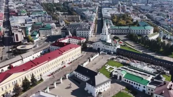 Le plus grand maillot de l'équipe de Russie de football déployé au pied de la forteresse de Kazan - Sputnik Afrique