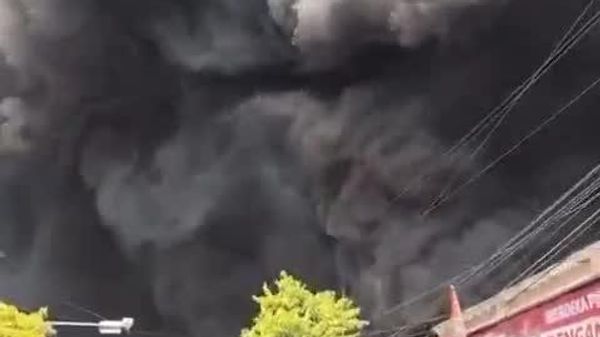 Une avalanche de fumée: un fort incendie dans un entrepôt en Indonésie - Sputnik Afrique