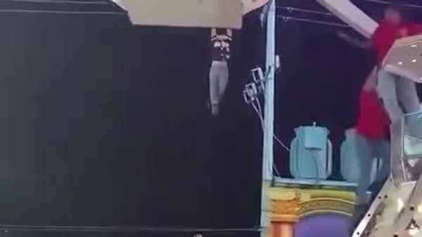 Dangling in Mid-Air: Boy Clings to Ferris Wheel Cabin Before Dramatic Rescue in Northern Mexico - Sputnik Africa