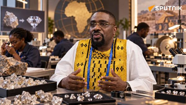 Le diamant ne brille pas, il réfléchit la lumière: le pari africain de la valorisation locale Le diamant ne brille pas, il réfléchit la lumière: le pari africain de la valorisation locale - Sputnik Afrique