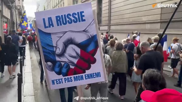 La Russie n'est pas mon ennemi: des Français manifestent à Paris à l'appel du parti Les Patriotes - Sputnik Afrique
