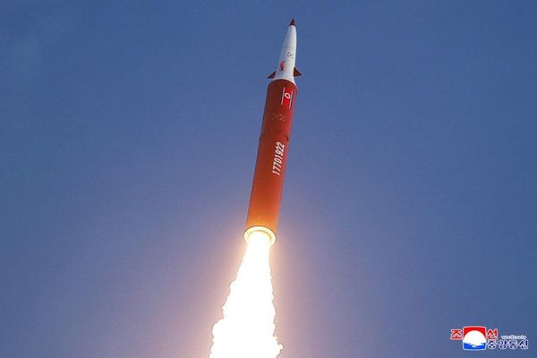 Kim Jong-un supervise avec succès le tir d'un nouveau missile hypersonique Kim Jong-un supervise avec succès le tir d'un nouveau missile hypersonique - Sputnik Afrique