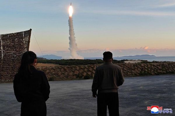 Kim Jong-un supervise avec succès le tir d'un nouveau missile hypersonique Kim Jong-un supervise avec succès le tir d'un nouveau missile hypersonique - Sputnik Afrique