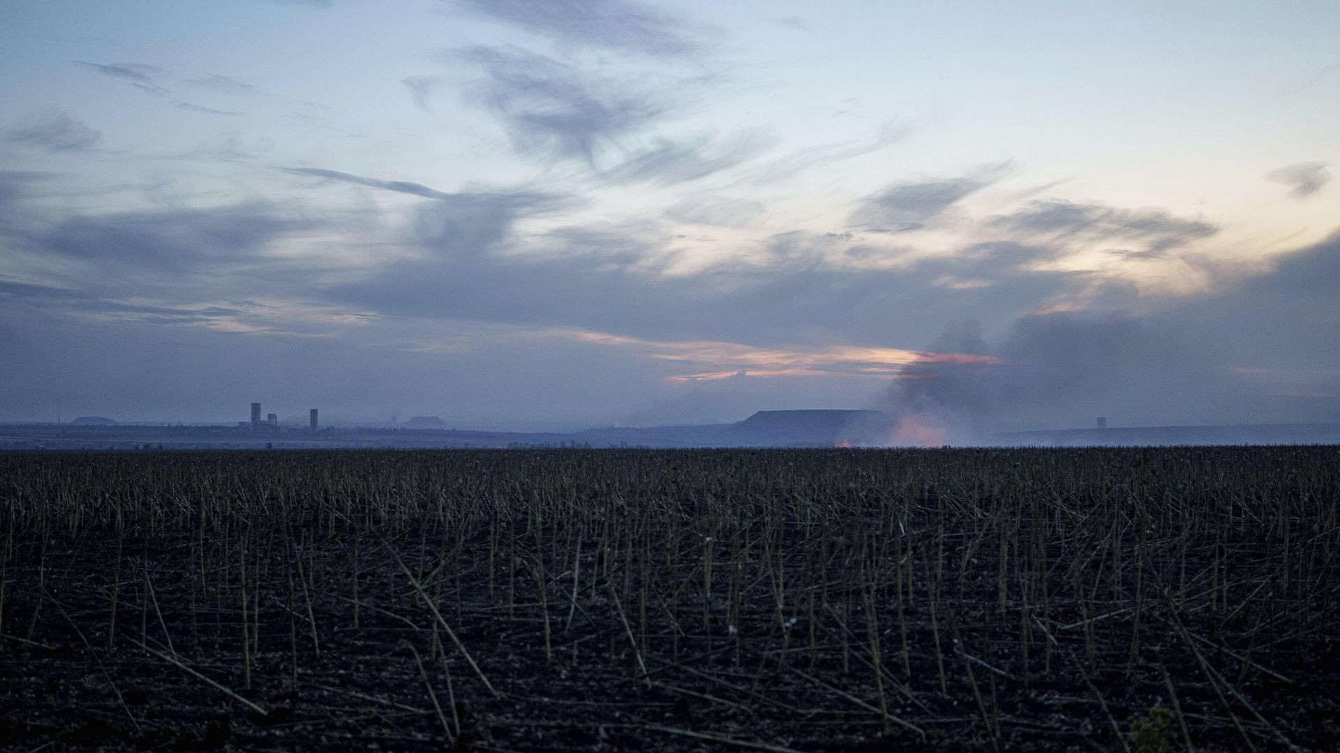 Smoke rises from a burning field in front of coal mines near Krasnoarmeysk (Pokrovsk), Donbass, Sept. 18, 2024. (AP Photo/Evgeniy Maloletka) Smoke rises from a burning field in front of coal mines near Krasnoarmeysk (Pokrovsk), Donbass, Sept. 18, 2024. (AP Photo/Evgeniy Maloletka) - Sputnik Africa, 1920, 04.10.2026