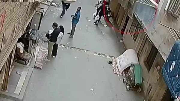 Superhero Instincts: Man in Egypt Catches Falling Child Mid-Air - Sputnik Africa