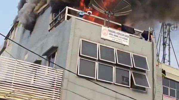 En Indonésie, une mère (vraisemblablement) a sauté pour sauver son enfant d'un incendie - Sputnik Afrique