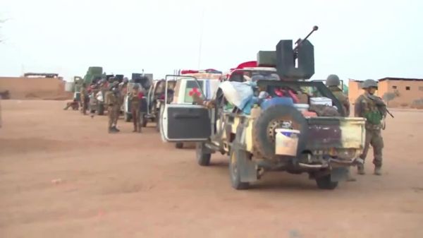 Kidal: le commandement des FAMa inspecte les troupes après la reprise de la ville - Sputnik Afrique