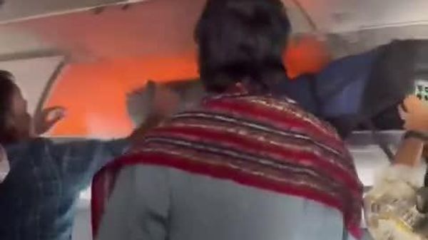 Un powerbank prend feu en plein vol: atterrissage d’urgence en Inde - Sputnik Afrique