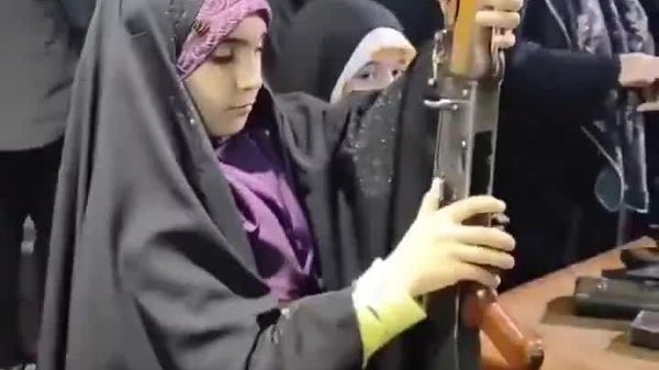 Une fillette iranienne démonte et remonte un fusil d'assaut en 20 secondes - Sputnik Afrique