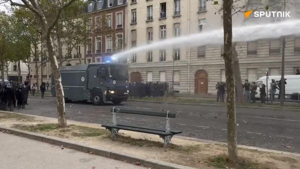 Les forces de l'ordre utilisent des canons à eau sur les manifestants à Paris - Sputnik Afrique
