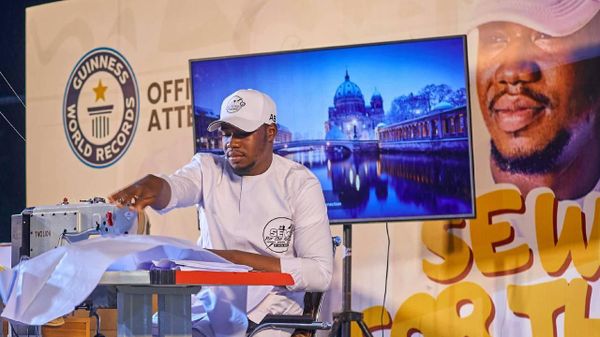 Five Days on Sewing Machine: Nigerian Tailor Eyes Guinness World Record - Sputnik Africa