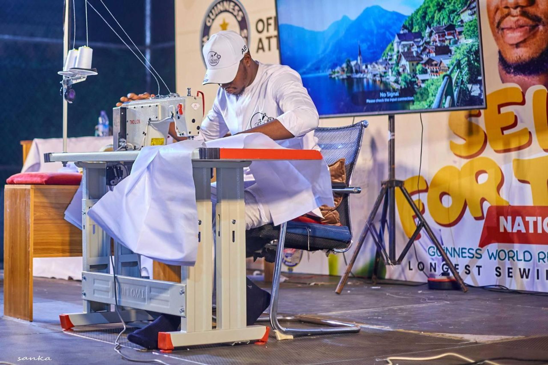 Five Days on Sewing Machine: Nigerian Tailor Eyes Guinness World Record - Sputnik Africa, 1920, 15.10.2026