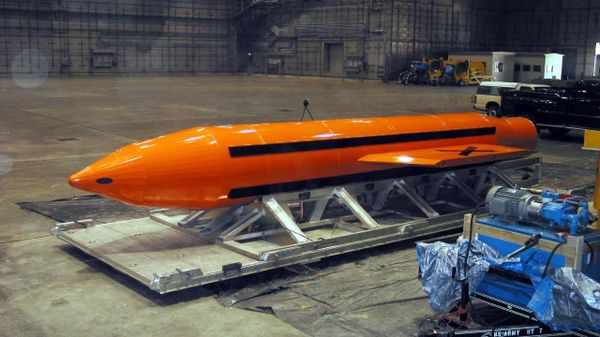 Les États-Unis envisagent l'usage de la mère de toutes les bombes contre l'Iran - média - Sputnik Afrique
