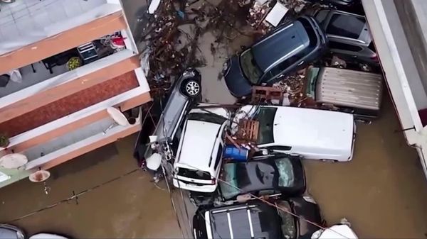 Images choc d'Istanbul: un district dévasté par les pluies records et les vents violents d’hier - Sputnik Afrique