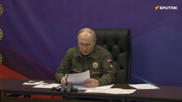 Poutine visite un poste de commandement de l'armée russe et tient une réunion avec le commandement - Sputnik Afrique