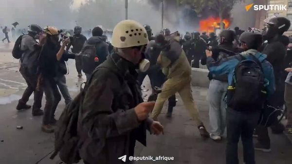 Interpellations musclées, départs de feu, dégradations et gaz: les rues de Paris en plein chaos en ce jour de mobilisation des étudiants et des Gilets jaunes - Sputnik Afrique