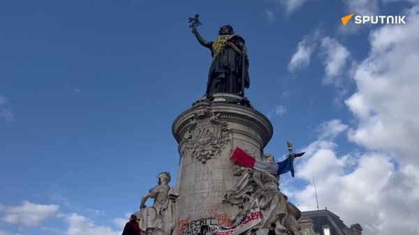 Voici à quoi ressemble la place de la République après une journée de protestations à Paris - Sputnik Afrique