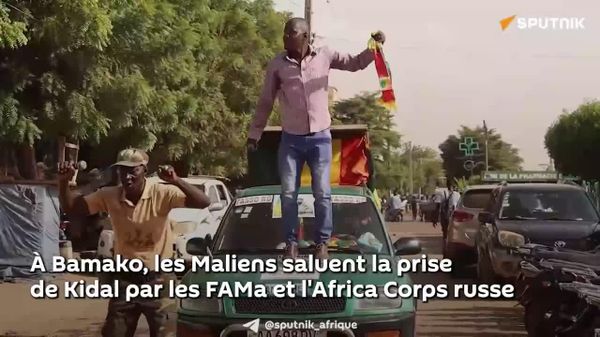 Découvrez le drapeau russe déployé à Bamako en l'honneur de la reprise de Kidal - Sputnik Afrique
