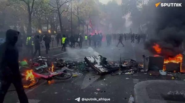 Au moins 400 personnes ont été interpellées en France ce 17 octobre lors des manifestations - ministre de l'Intérieur - Sputnik Afrique