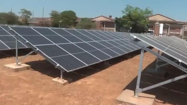 Le Président zimbabwéen inaugure des projets dans les domaines de la santé, de l'eau et du logement étudiant - Sputnik Afrique
