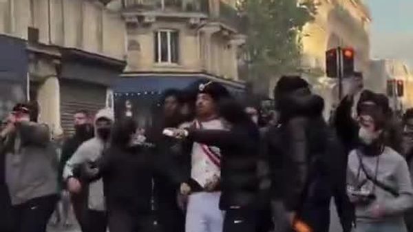 Une manifestation à Paris prend une dimension impériale: Dark Vador et Napoléon descendent dans la rue - Sputnik Afrique