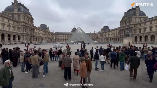 Paris: le Louvre reste bloqué, le musée fermé jusqu'à mercredi - Sputnik Afrique