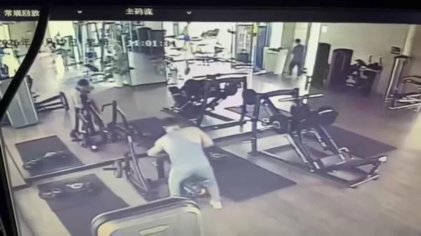 Cauchemar dans une salle de sport en Chine: deux immenses miroirs se sont effondrés sur un client en plein entraînement - Sputnik Afrique