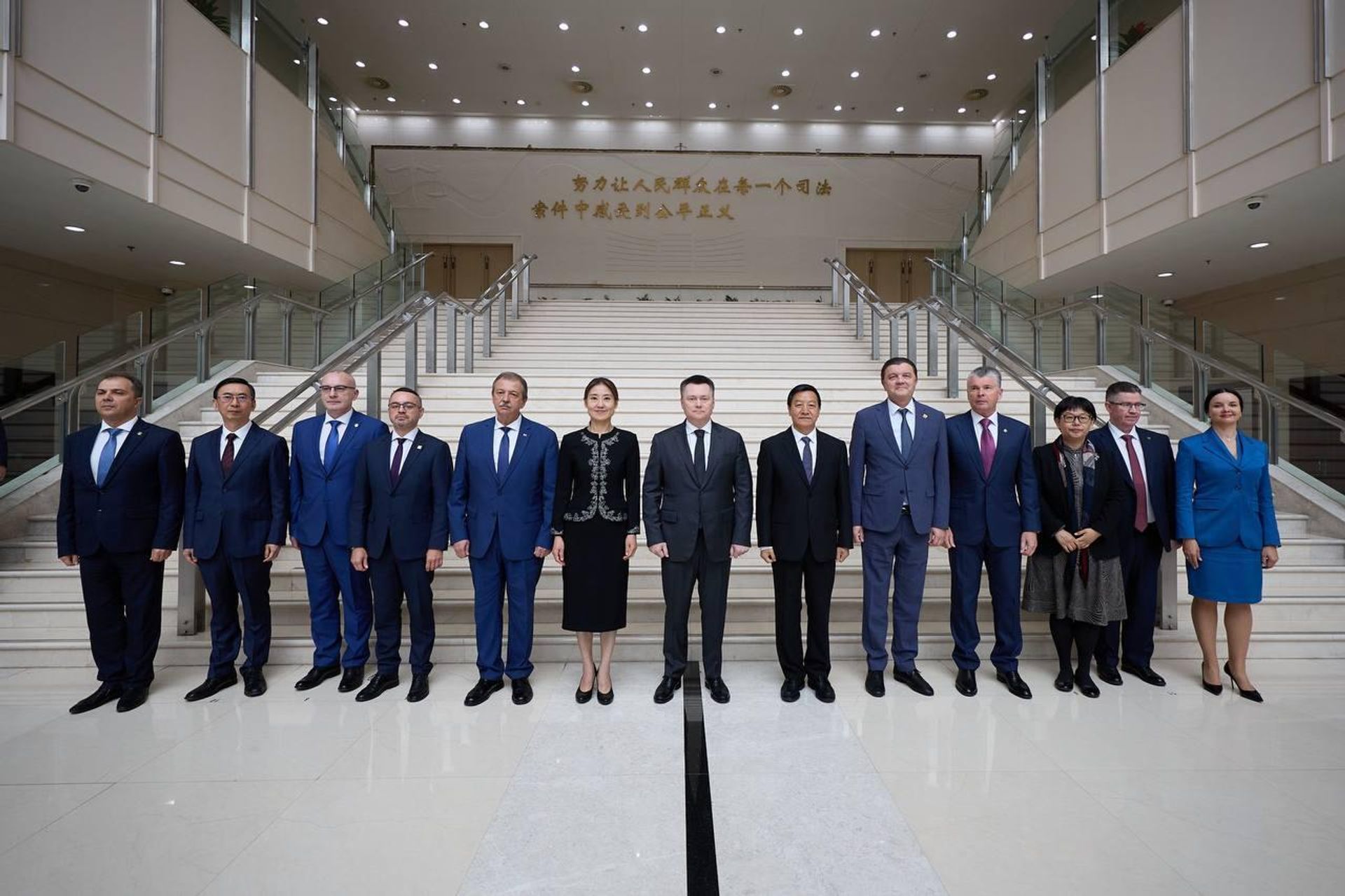 Le président de la Cour suprême de Russie regarde de près le niveau de numérisation de la justice chinoise Le président de la Cour suprême de Russie regarde de près le niveau de numérisation de la justice chinoise - Sputnik Afrique, 1920, 23.10.2026