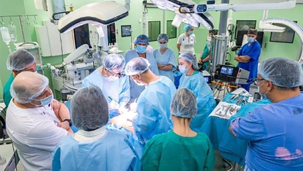 Une équipe médicale sino-russe aurait réalisé la toute première transplantation de moelle spinale - Sputnik Afrique