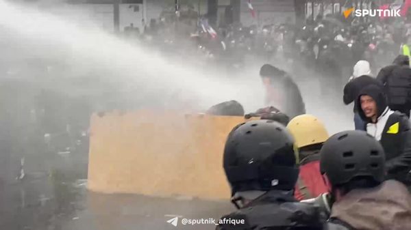À Paris, des tensions éclatent en marge de l'immense manifestation populaire - un correspondant de Sputnik Afrique - Sputnik Afrique