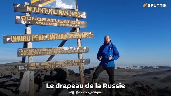 Un drapeau russe déployé au sommet du Kilimandjaro en amont du sommet Russie-Afrique - Sputnik Afrique