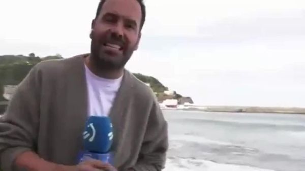 Reportage en direct en pleine tempête: un journaliste emporté par une vague géante - Sputnik Afrique