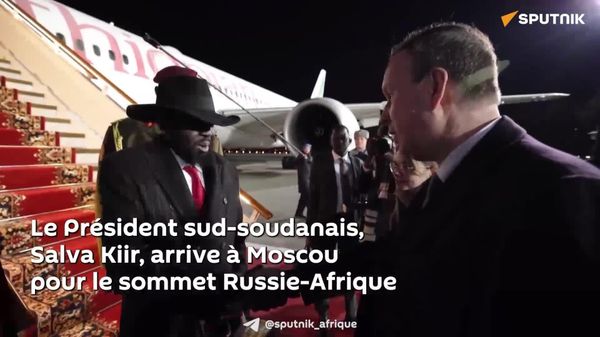 Manteau noir, cravate rouge et chapeau emblématique: le Président sud-soudanais à Moscou pour le sommet Russie-Afrique - Sputnik Afrique