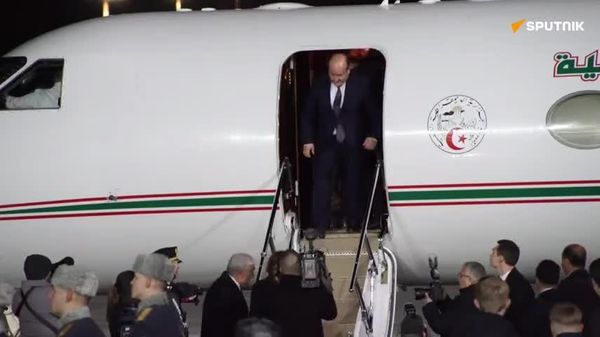 Sourires chaleureux et poignées de main fermes: le Premier ministre algérien Sifi Ghrieb arrive à Moscou pour le sommet Russie-Afrique - Sputnik Afrique