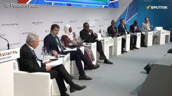 Le ministre de l'Économie numérique de la RCA et le ministre du Commerce et de l'Industrie du Sénégal discutent de l'IA lors du forum Russie-Afrique - Sputnik Afrique
