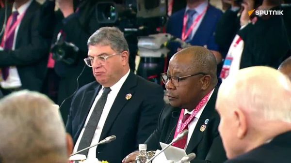 Poutine s'entretient avec les représentants d'organisations régionales d'Afrique au Kremlin lors du 3e Forum Russie-Afrique - VIDEO INTEGRALE - Sputnik Afrique