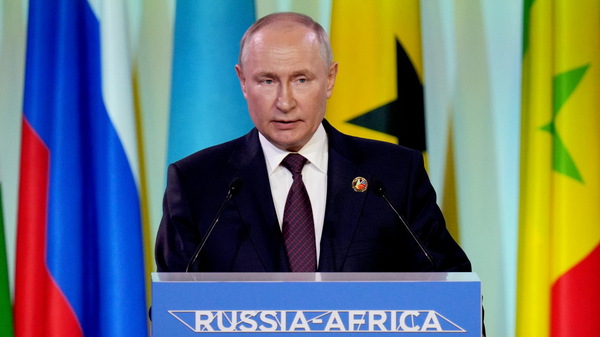 Poutine intervient lors de la session plénière du Forum Russie-Afrique - Sputnik Afrique