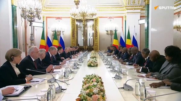 Vladimir Poutine rencontre le Président congolais Denis Sassou-Nguesso au Kremlin au terme du 3e sommet Russie-Afrique - Sputnik Afrique