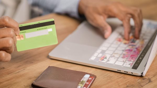 Person using a credit card for an online purchase on a laptop - Sputnik Africa