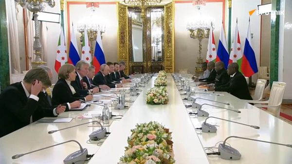 Vladimir Poutine rencontre Évariste Ndayishimiye, président de l'Union africaine, au Kremlin au terme du 3e sommet Russie-Afrique - Sputnik Afrique