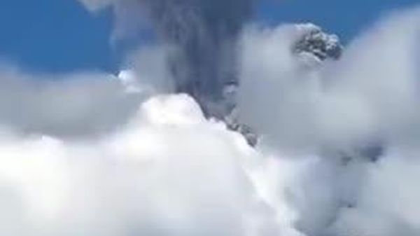Le volcan Mayon crache des cendres à 3 - Sputnik Afrique