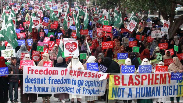 Supporters of Pakistan's political and religious party Jama'at e Islami hold signs in a protest against satirical French weekly newspaper Charlie Hebdo - Sputnik Afrique