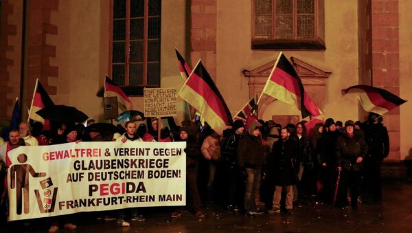 Supporters of the movement of Patriotic Europeans Against the Islamisation of the West (PEGIDA) gather outside St. Catherine's Church in Frankfurt, January 26, 2015. - Sputnik Afrique