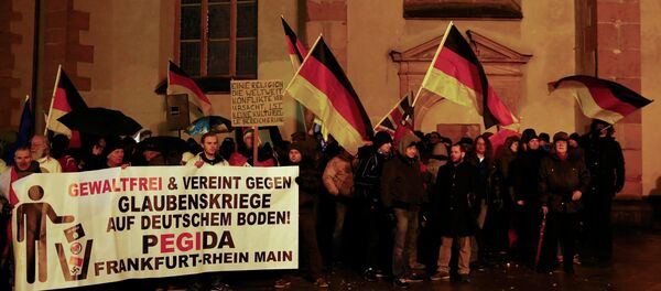 Supporters of the movement of Patriotic Europeans Against the Islamisation of the West (PEGIDA) gather outside St. Catherine's Church in Frankfurt, January 26, 2015. - Sputnik Afrique