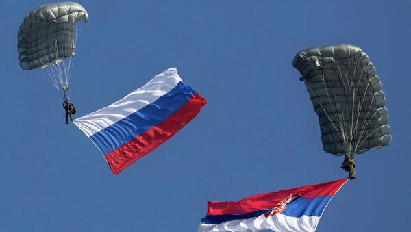 Parachutistes avec les drapeaux nationaux serbes et russes - Sputnik Afrique